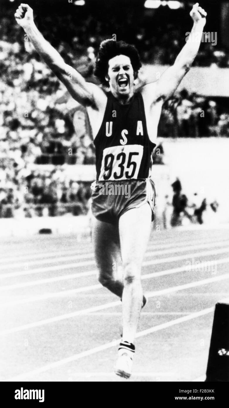 Bruce Jenner subito dopo aver attraversato la linea del traguardo per vincere il Decathlon. Ha vinto con un record mondiale di 8618 punti nel 1976 Giochi Olimpici Estivi in Montreal. Luglio 1, 1976. - (CSU 2015 5 82) Foto Stock