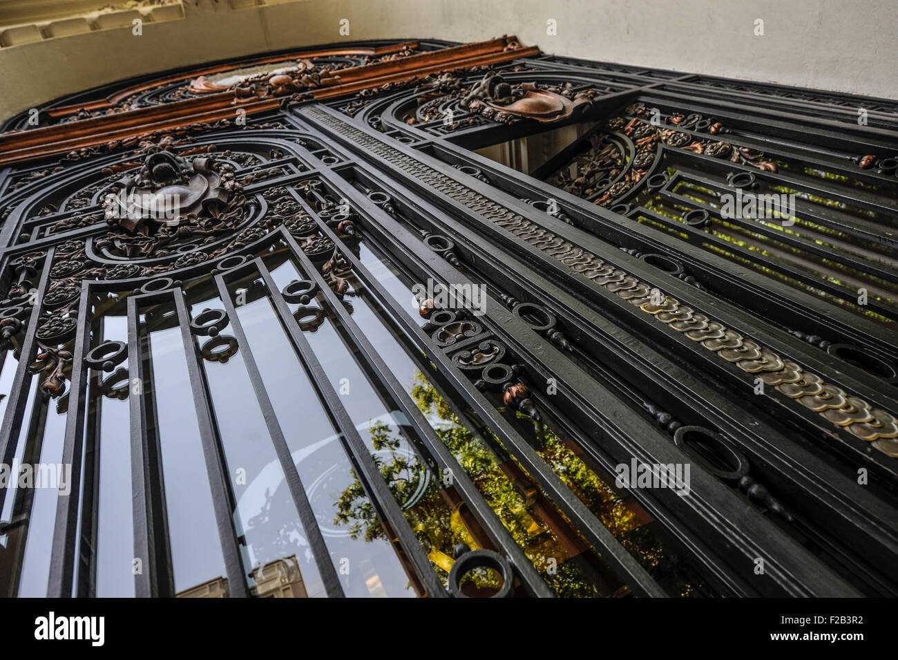 Traliccio porta di un edificio a Madrid- portada enrejada de onu edificio en Madrid Foto Stock