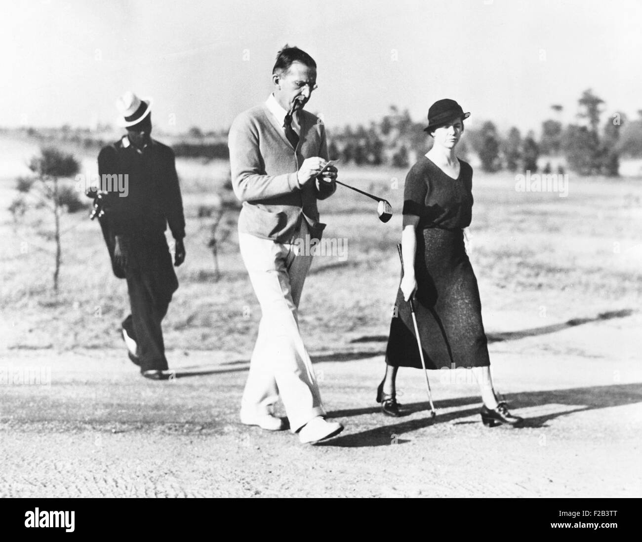 Lammot DuPont e la sua nuova sposa e quarta moglie Margaret A. Flett. Essi hanno svolto un round di golf sulla loro luna di miele a Pinehurst, N.C. DuPont è stato presidente del consiglio di amministrazione di General Motors. Il 4 dicembre, 1933. - (CSU_2015_5_45) Foto Stock