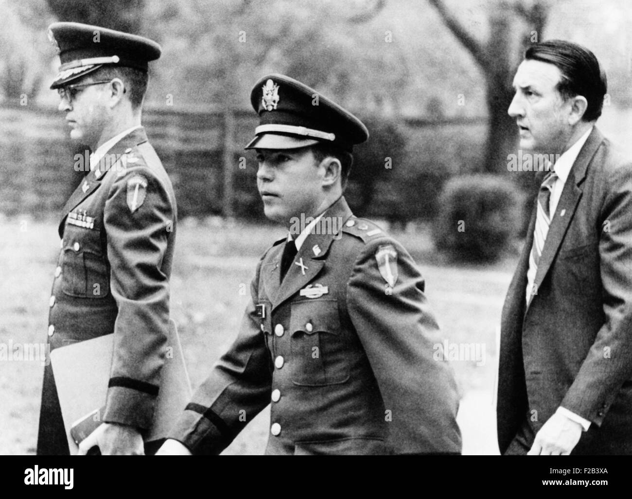 Esercito Lt. William Calley arrivando alla sua corte marziale per il leader della mia Lai massacri. Con lui sono grandi Kenneth Raby (sinistra) e Richard Kay della sua difesa personale. Nov. 19, 1970. - (CSU 2015 5 164) Foto Stock