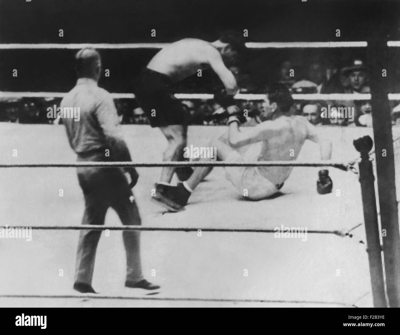 'Conteggio lungo lotta', il gene Tunney-Jack Dempsey incontro di boxe di sett. 22, 1927. Tonni abbattuto dal Dempsey nel 7° round. È stato il primo knock down della sua carriera professionale di boxing. - (CSU 2015 5 146) Foto Stock