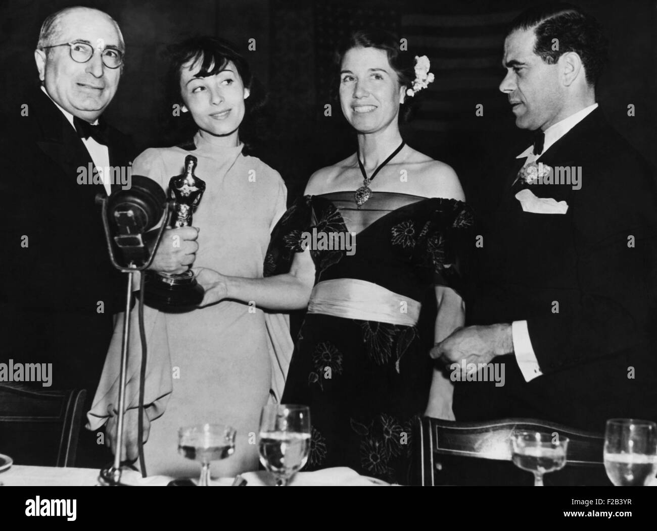 La sig.ra Spencer Tracy ha ricevuto l'Oscar per il suo marito Tracy all'Academy Awards per il 1937. L-R: Louis B. Meyer; Luise Rainer, miglior attrice in buona terra; Louise Tracy, accettare il premio di miglior attore per il suo marito malati; e Frank Capra, Pres. dell'Accademia. Marzo 11, 1938. - (CSU 2015 5 140) Foto Stock