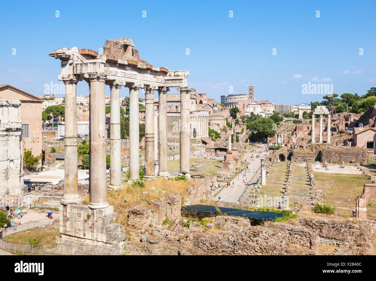 Le colonne sono i resti del Tempio di Saturno, un tempio al dio Saturno nel Foro Romano Roma Lazio Italia Europa UE Foto Stock