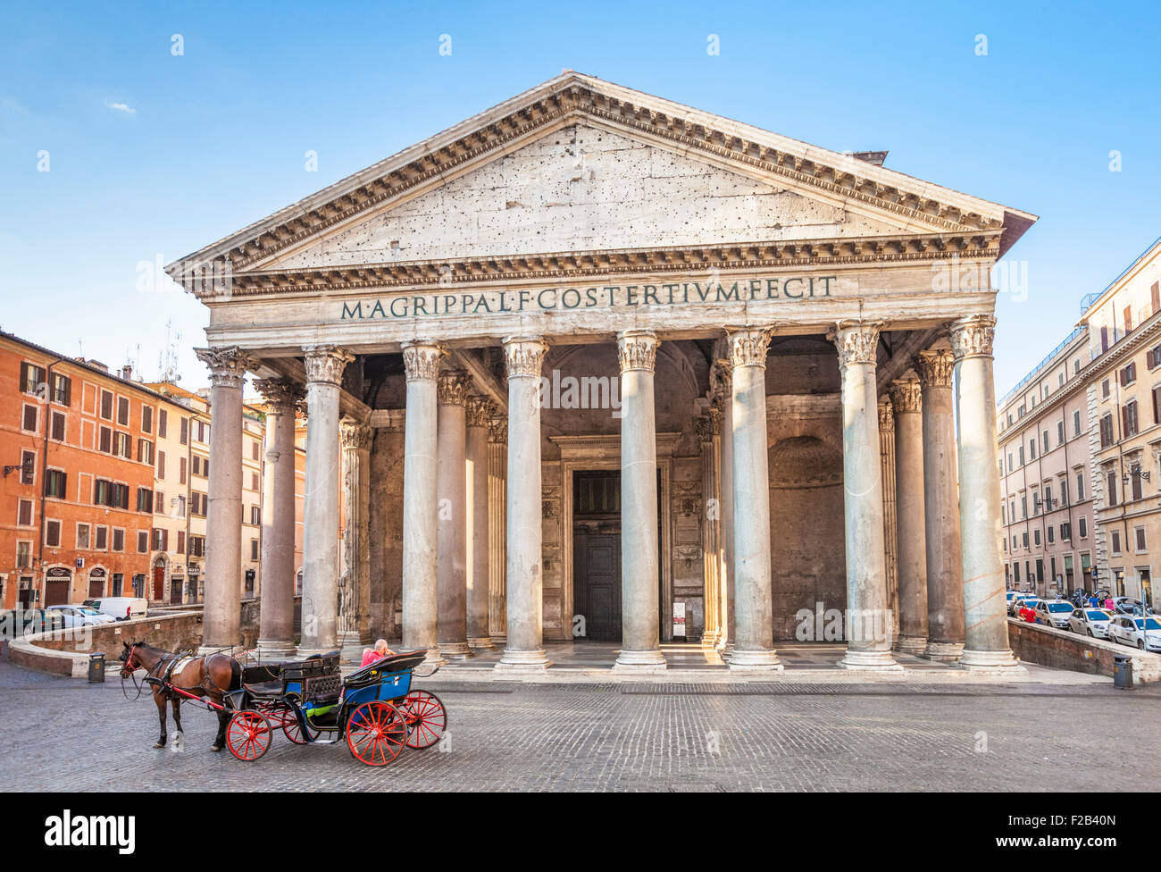 Il Pantheon tempio di divinità romane e chiesa Facciata esterna Piazza della Rotonda Roma Roma Lazio Italia Europa UE Foto Stock