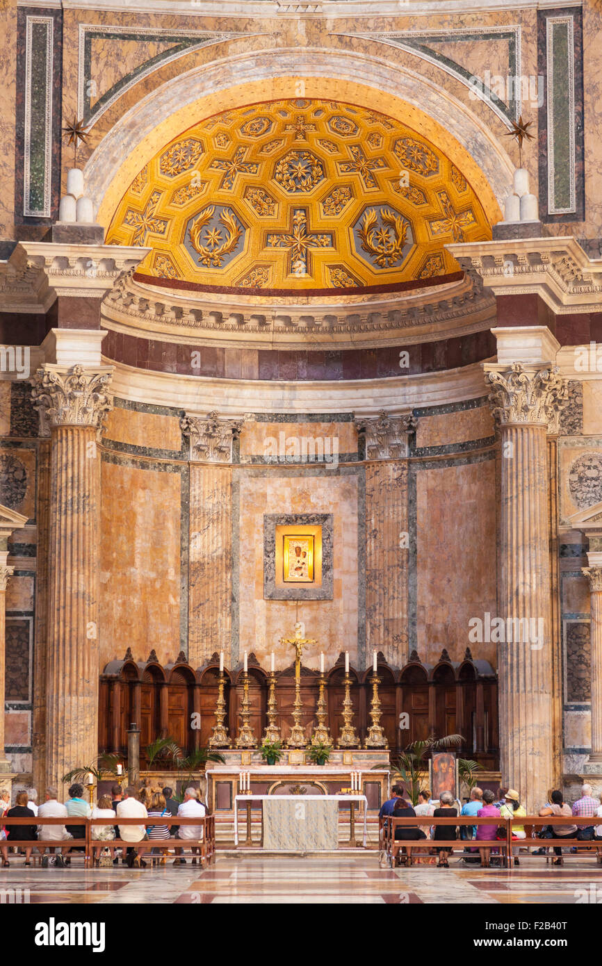 Le persone che frequentano un servizio al Pantheon tempio di divinità romane e chiesa Piazza della Rotonda Roma Roma Lazio Italia Europa UE Foto Stock