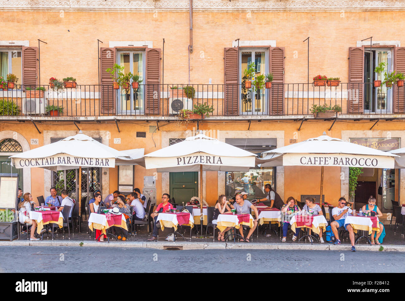I turisti per guardare la gente e cenare presso il caffe' barocco in Piazza Navona Roma Italia Roma Lazio Italia Europa UE Foto Stock