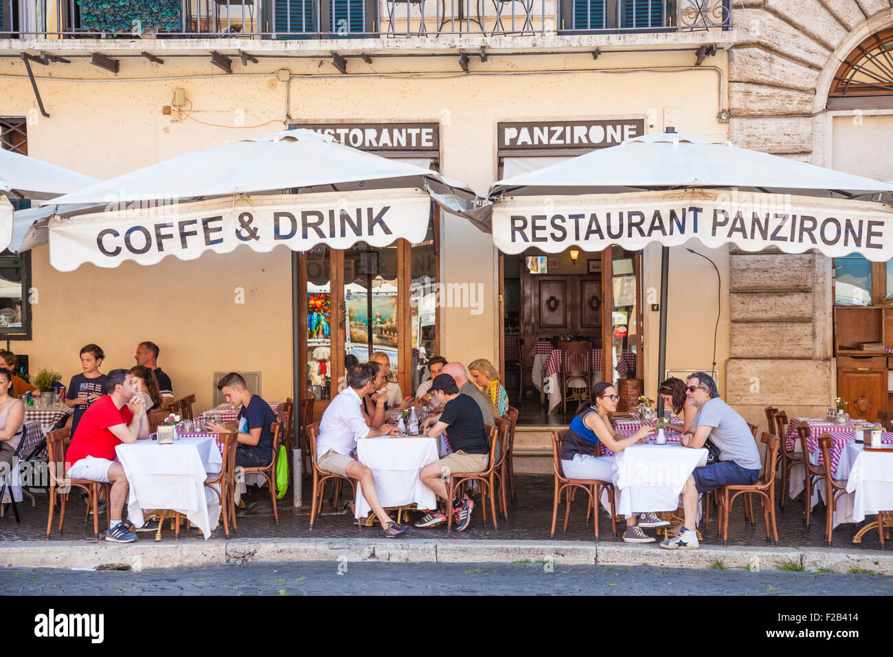 I turisti per guardare la gente al ristorante Panzirone nella Piazza Navona Roma Italia Roma Lazio Italia Europa UE Foto Stock