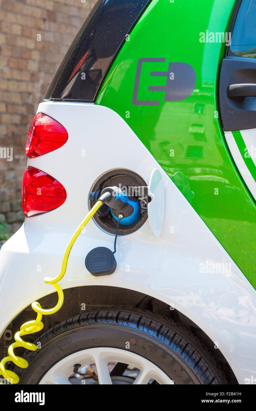 Smart fortwo Electric Drive Auto elettrica presso un punto di ricarica per auto elettriche a Roma Roma Lazio Italia EU Europe Electric Vehicle Foto Stock