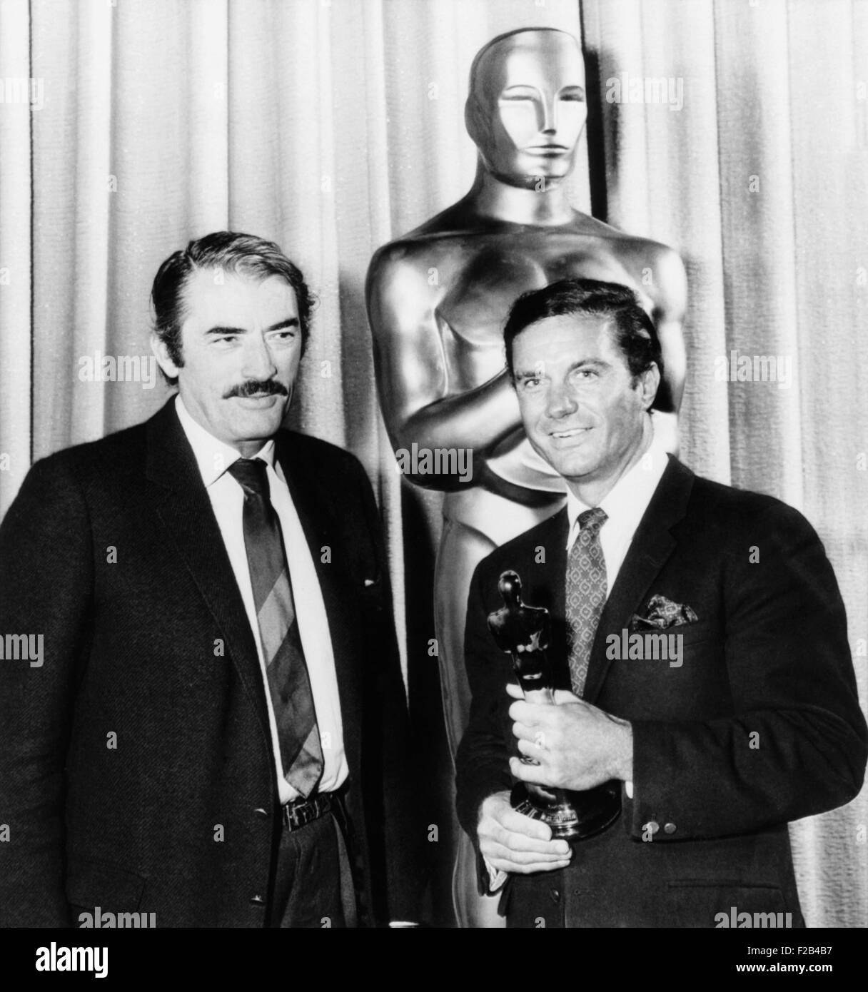 Cliff Robertson (destra) riceve una tardiva Miglior Attore "Oscar" per il suo film "Charley". Come presentato da Gregory Peck, Presidente dell'Accademia delle Arti e delle scienze cinematografiche, dopo Robertson restituito da filmare in posizione nelle Filippine. Giugno 2, 1969. - (CSU 2015 5 123) Foto Stock