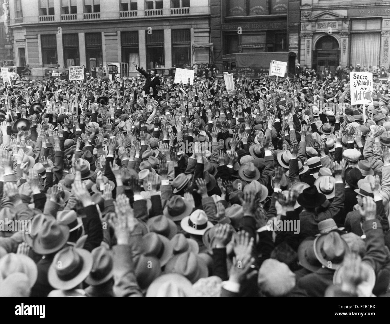 Sciopero di protesta propugnato a Sacco e Vanzetti incontro presso la Union Square NYC. Ca. Aprile 19, 1927. Il Sacco-Vanzetti Comitato di difesa chiamati per un sciopero nazionale per protestare contro la condanna a morte emessa dal giudice Webster Thayer il 9 aprile 1927. La gente in mezzo alla folla alza le mani al d'accordo. Un segno legge, 'Sacco 7 Vanzetti non sono colpevole " e " Internazionale per la difesa del lavoro combatte per liberare Sacco e Vanzetti'. - (CSU 2015 5 106) Foto Stock