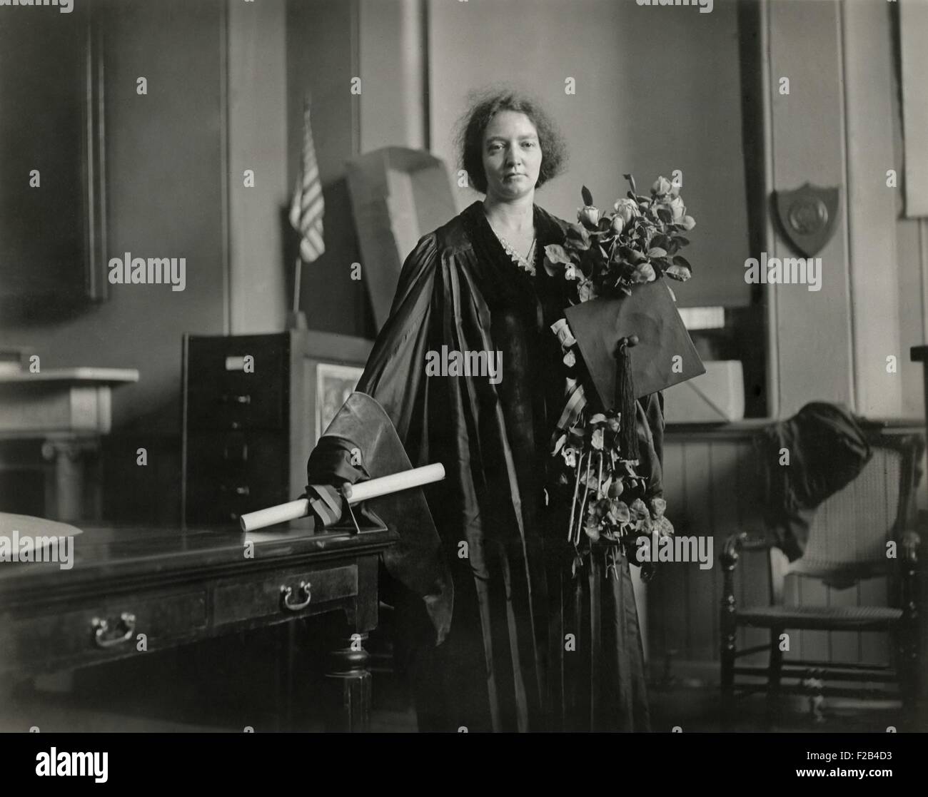 Il fisico Irene Joliot-Curie in piena academic regalia il 23 maggio 1921. Lei era di accettare una laurea ad honorem presso l'Università di Pennsylvania a nome di sua madre Marie Curie. - (BSLOC 2015 1 79) Foto Stock