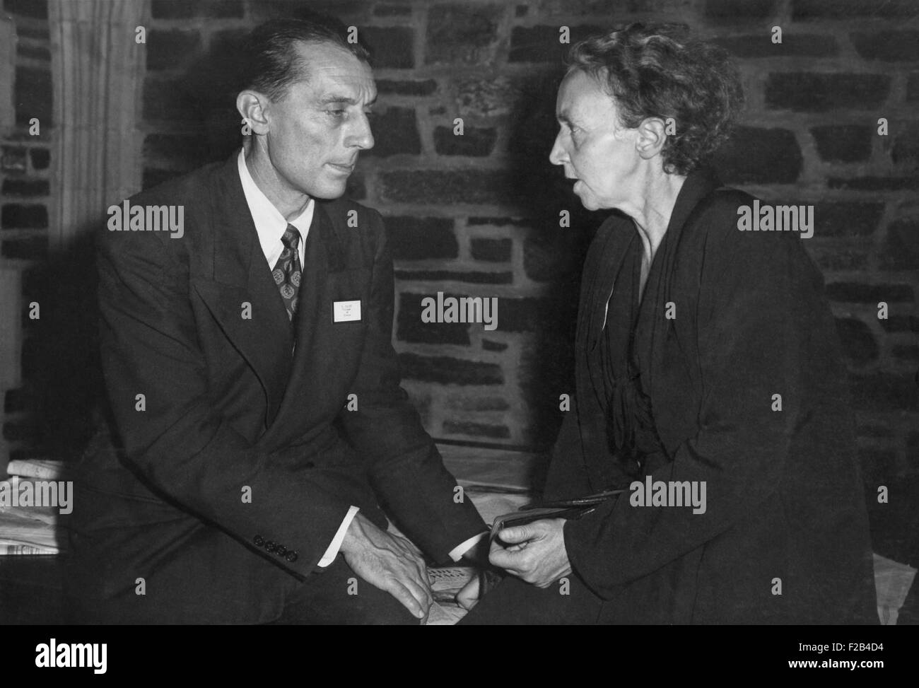 Frederick Joliot e sua moglie Irene Curie, sono stati i fisici collaborativo. Hanno condiviso il 1935 il Premio Nobel per la chimica per la loro sintesi di nuovi elementi radioattivi. James Lebenthal photo ca. 1940s. - (BSLOC 2015 1 77) Foto Stock