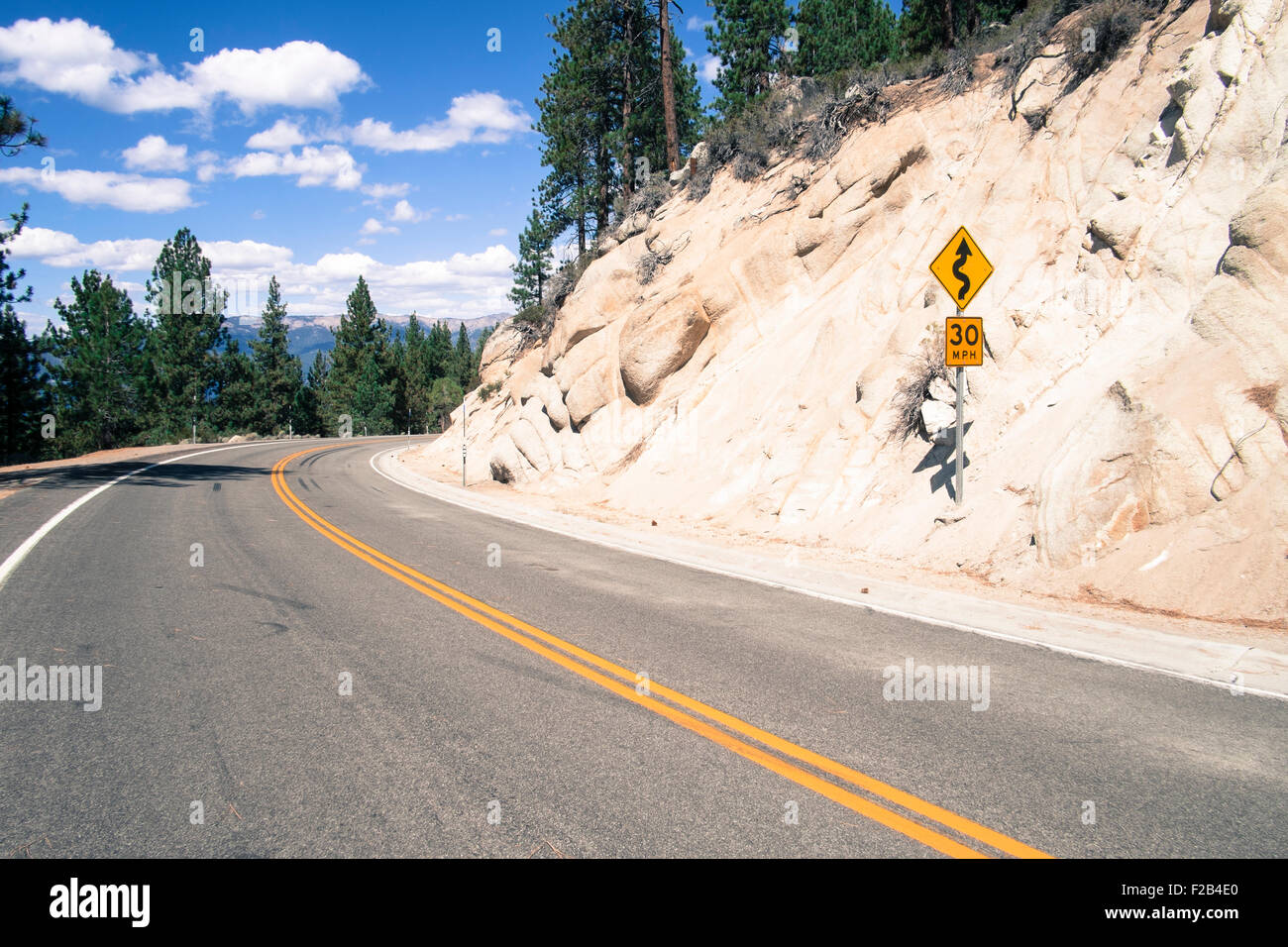 30mph segno sulla curva della strada vicino al lago Tahoe, California Foto Stock