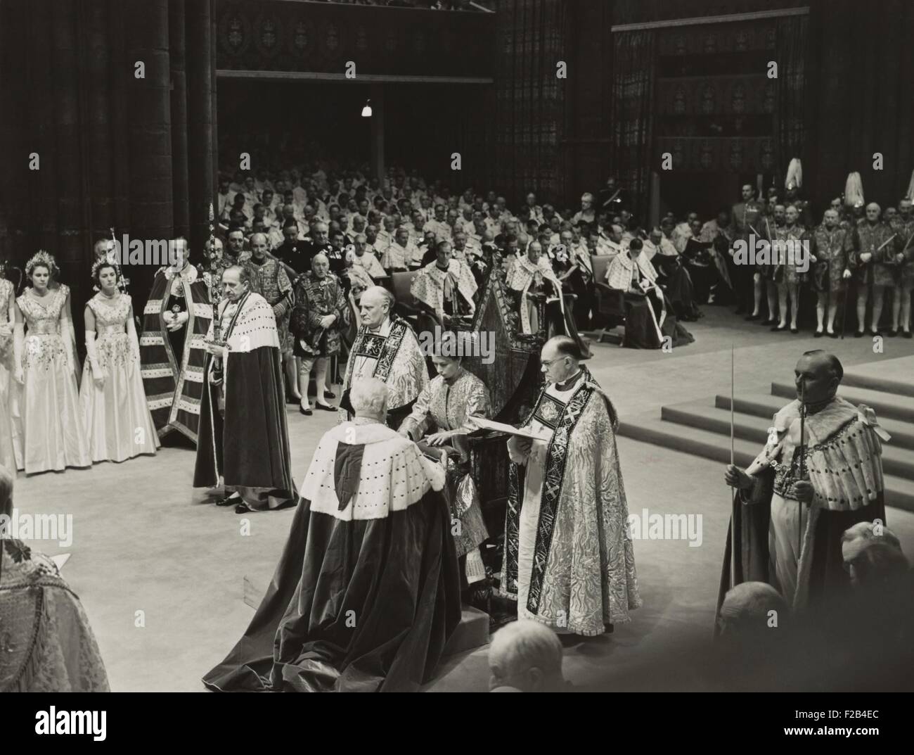 Cerimonia di incoronazione della Regina Elisabetta II, 2 giugno 1953. Lei sta ricevendo i contrafforti della cavalleria dal Signore Gran Ciambellano. - (BSLOC 2015 1 46) Foto Stock