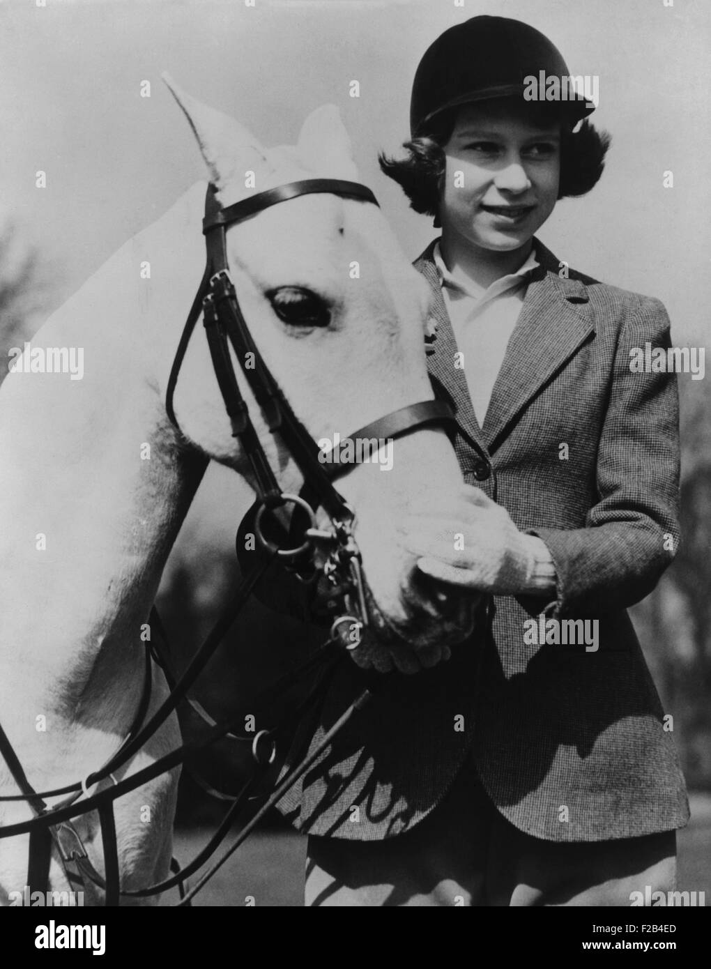 La Principessa Elisabetta con un pony bianco sul suo tredicesimo compleanno nel 1939. - (BSLOC 2015 1 45) Foto Stock