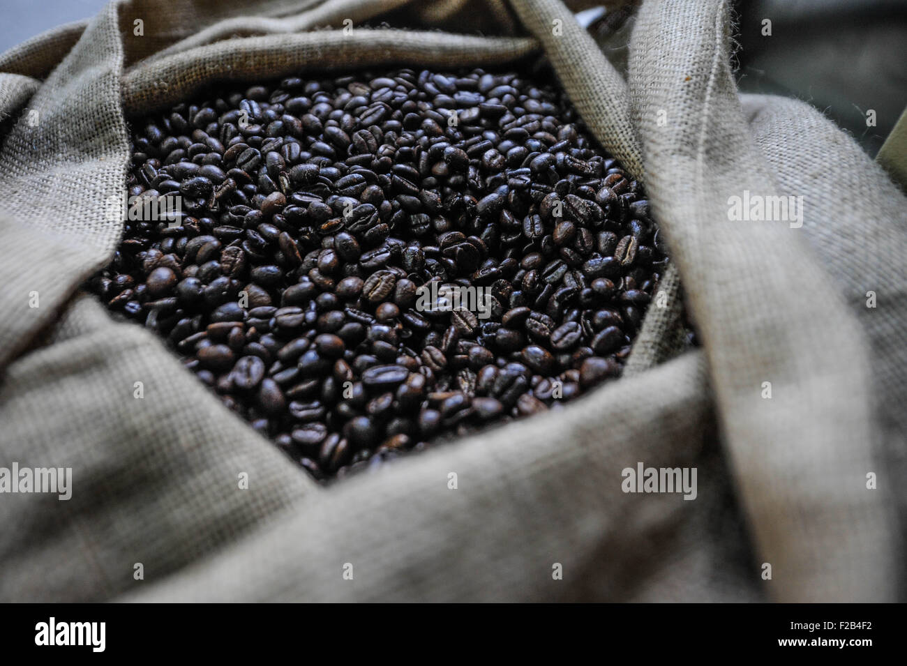 Chicco di caffè in San Miguel Market-grano de café en el Mercado de San Miguel Foto Stock