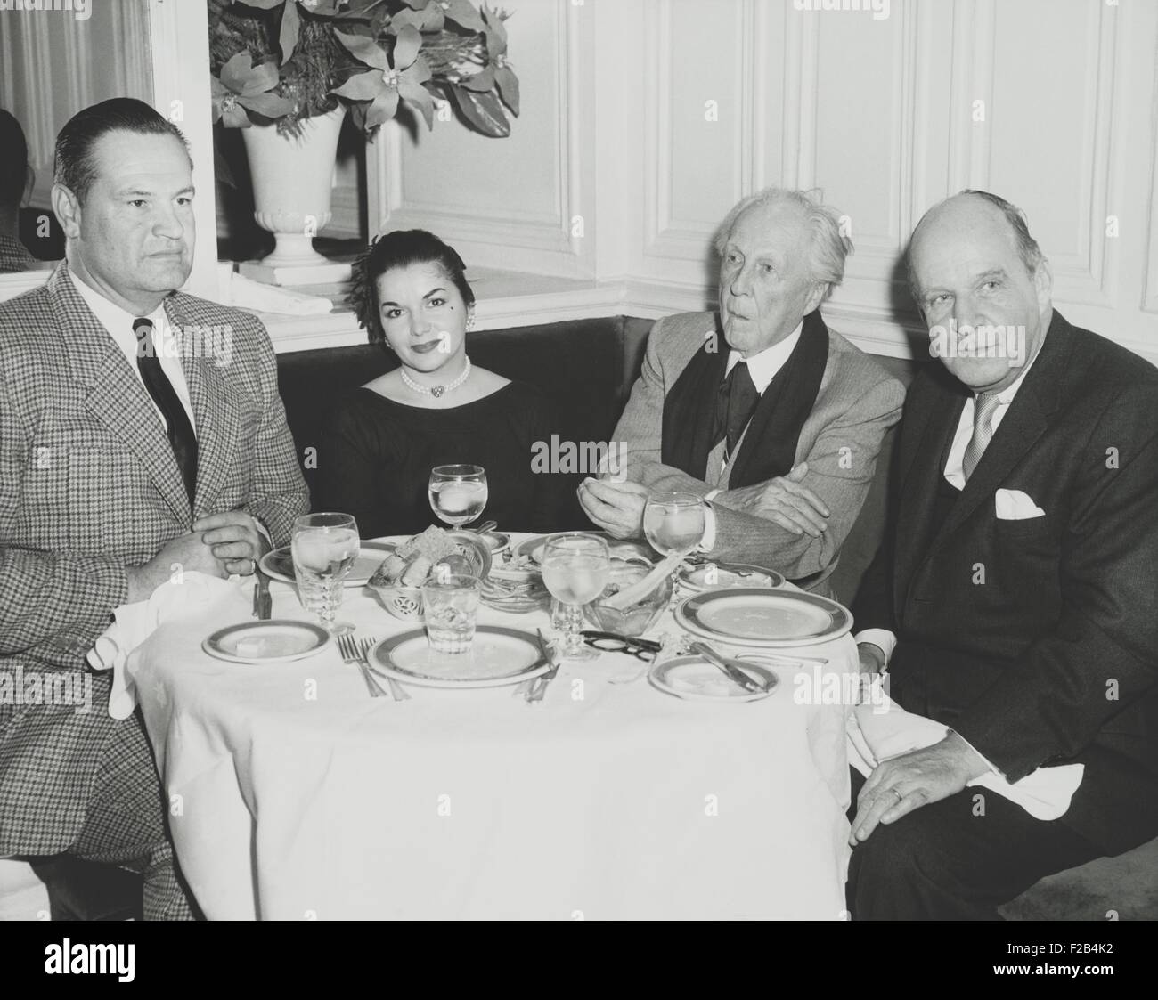 Architetti Frank Lloyd Wright e Edward Stone dining out in New York City. Durell pietra fu presto in partenza per Bruxelles per completare il lavoro sul padiglione americano ha progettato. Dic. 17, 1957. L-R: William Wesley Peters; Maria Elena Torchio, pietra la moglie; Wright; e pietra. - (BSLOC 2015 1 23) Foto Stock