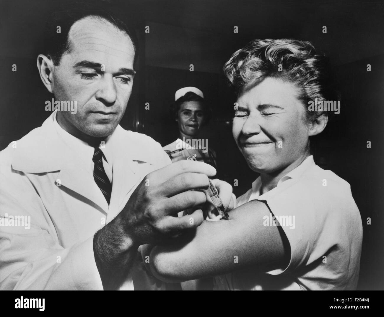 Un infermiere a Montefiore ospedale riceva un influenza la vaccinazione nel 1957. Il 1956-58 influenza asiatica è stata una categoria 2 pandemia di influenza che ha avuto origine in Cina nei primi mesi del 1956. - (BSLOC 2015 1 191) Foto Stock