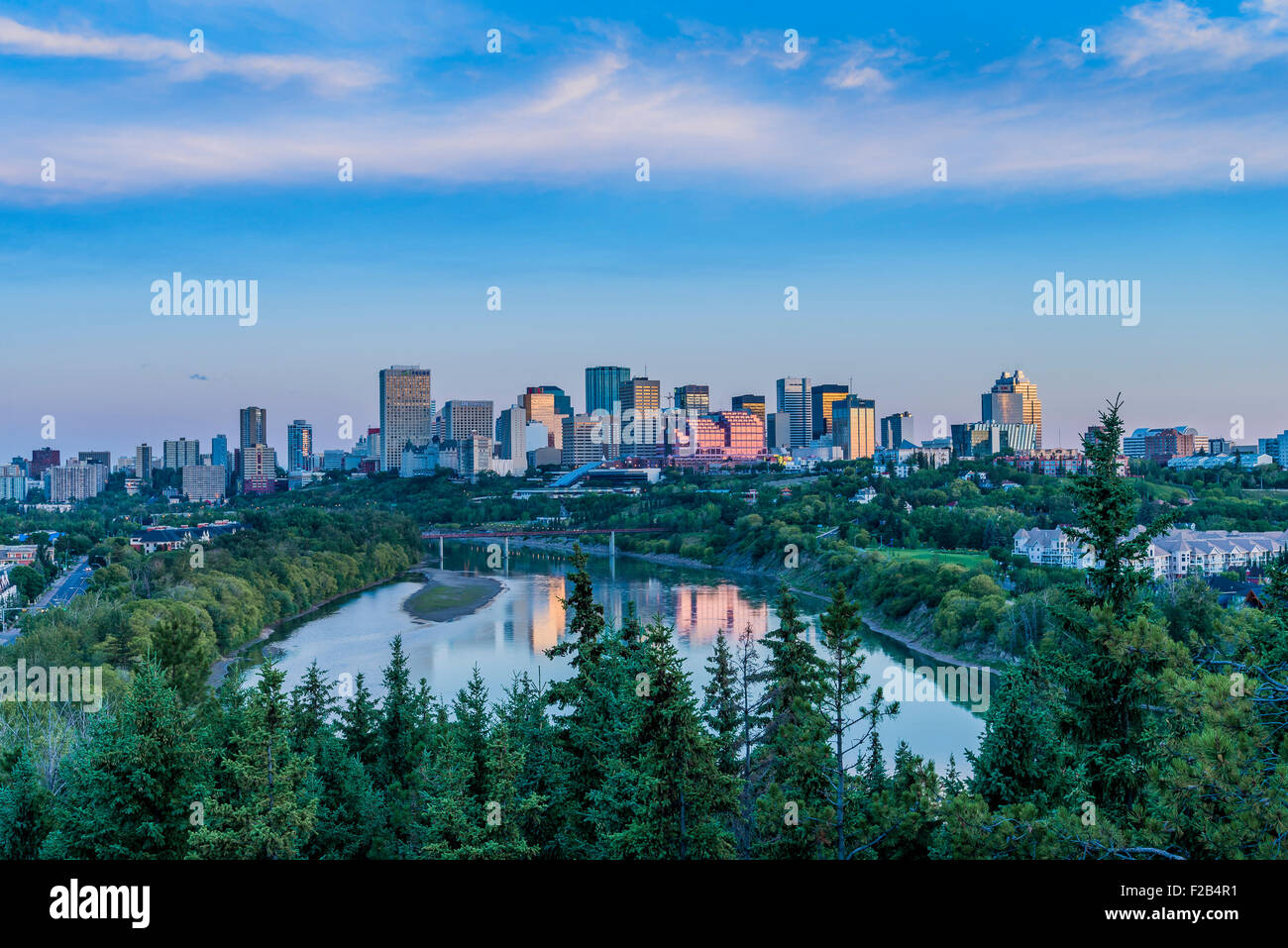 Skyline e a nord del Fiume Saskatchewan, Edmonton, Alberta, Canada Foto Stock