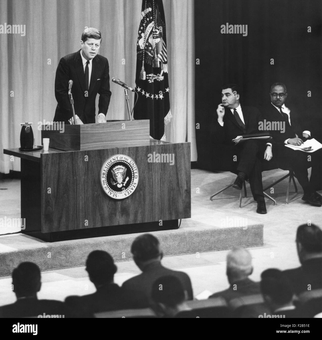John Kennedy la prima conferenza stampa come presidente. A destra sono premere il Segretario Pierre Salinger; Associare premere il segretario Andrea Hatcher. Gen 27, 1961. - (BSLOC 2015 1 151) Foto Stock