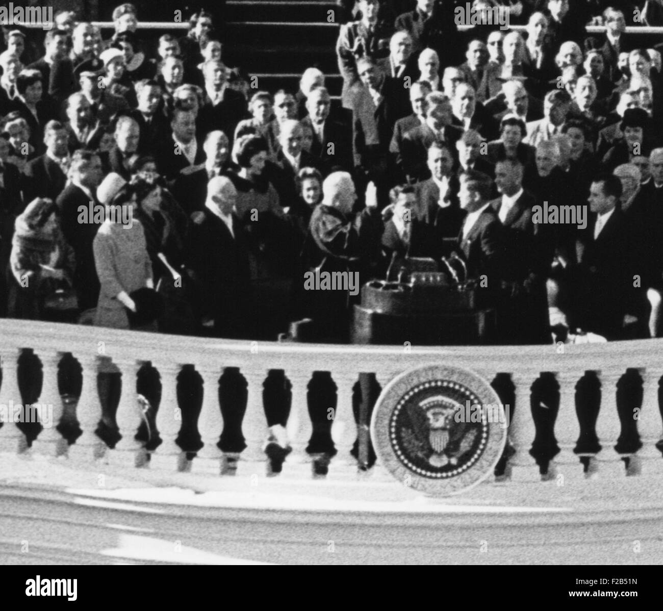 Il presidente John Kennedy prende il giuramento amministrato dal Chief Justice Earl Warren. Gen 20, 1961. - (BSLOC 2015 1 146) Foto Stock