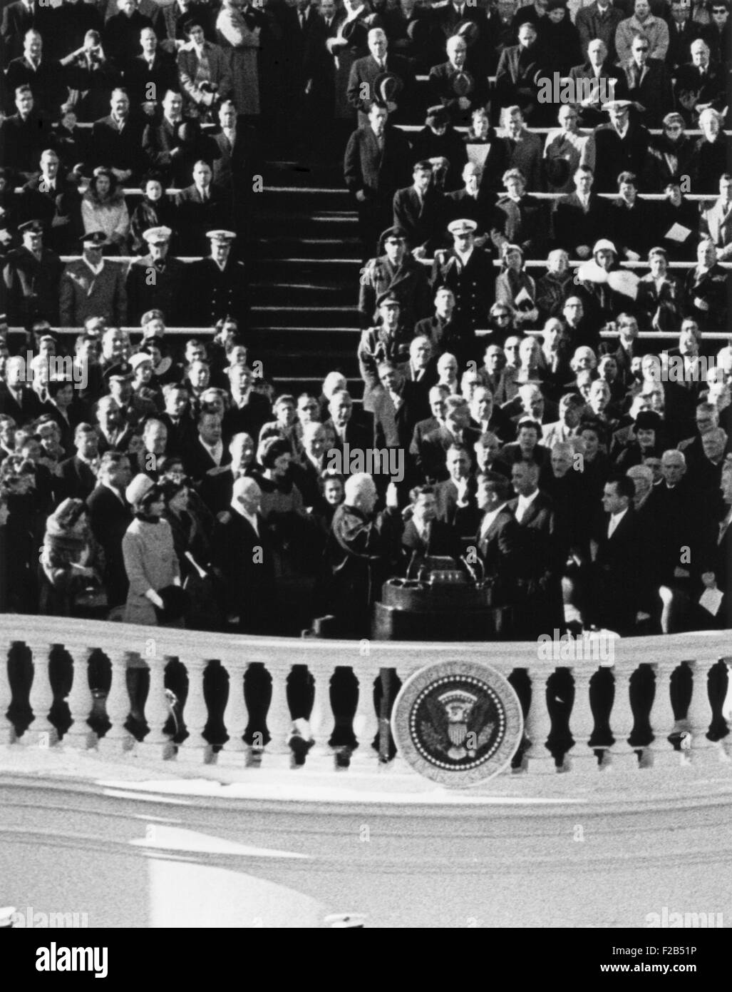 Il presidente John Kennedy prende il giuramento amministrato dal Chief Justice Earl Warren. Gen 20, 1961. - (BSLOC 2015 1 145) Foto Stock