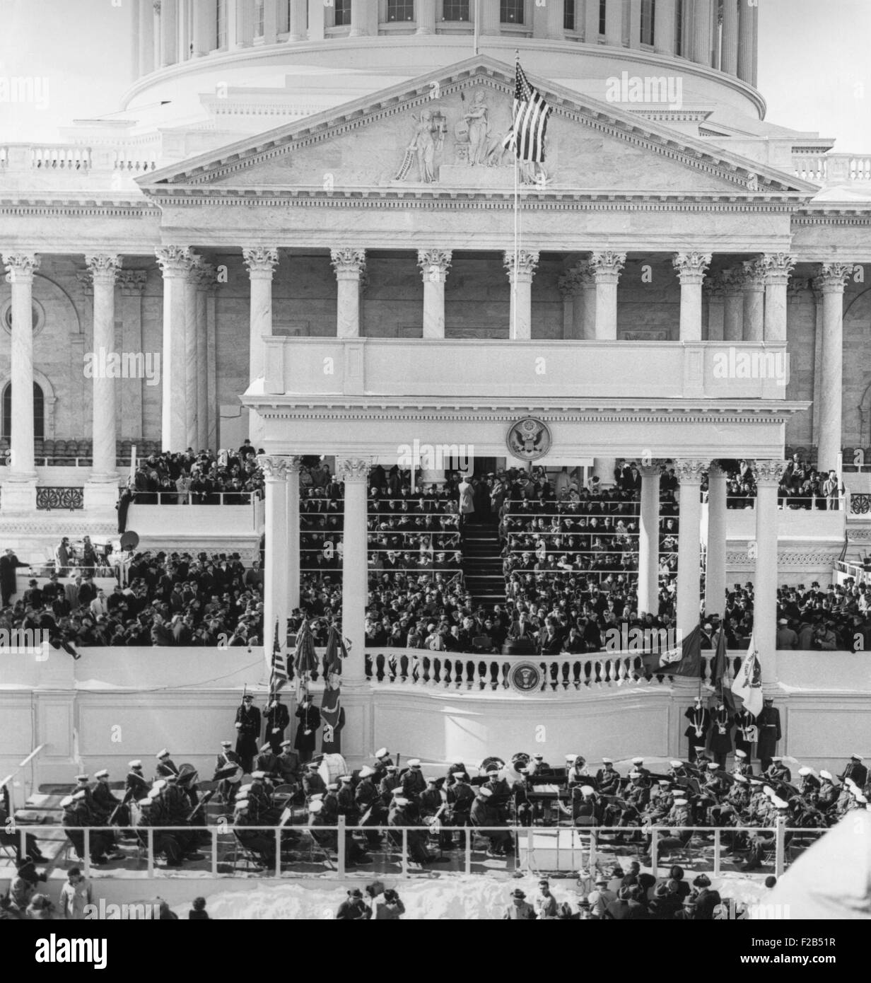 Inaugurazione di John Kennedy a est del portico, U.S. Capitol Building. Il presidente John F. Kennedy offrendo il suo discorso inaugurale. Cerca su: Vice Presidente Lyndon Johnson; Richard Nixon; Harry Truman; Bess Truman; Dwight Eisenhower; Mamie Eisenhower; la First Lady Jacqueline Kennedy; Lady Bird Johnson; Joseph Kennedy, Suor; e Rose Fitzgerald Kennedy. Marina degli Stati Uniti sulla banda piattaforma sotto il piedistallo inaugurale. - (BSLOC 2015 1 144) Foto Stock