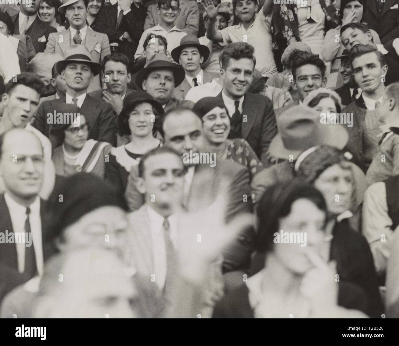 Al Capone (centro), seduto di fronte a tre donne, guardando un college football gioco. Egli si siede con altri appassionati al gioco tra nord-ovest e il Nebraska a Dyche Stadium in Evanston, IL. Ottobre 3, 1931. - (BSLOC 2015 1 14) Foto Stock