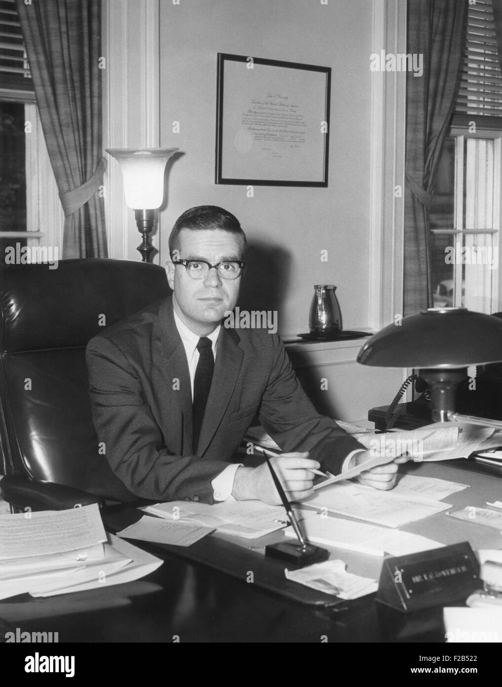 Theodore Sorensen, speciale Avvocato e scrittore di parlato di JFK nella sua casa bianca in ufficio. Egli è stato uno dei "intellettuali" nella Foto Stock