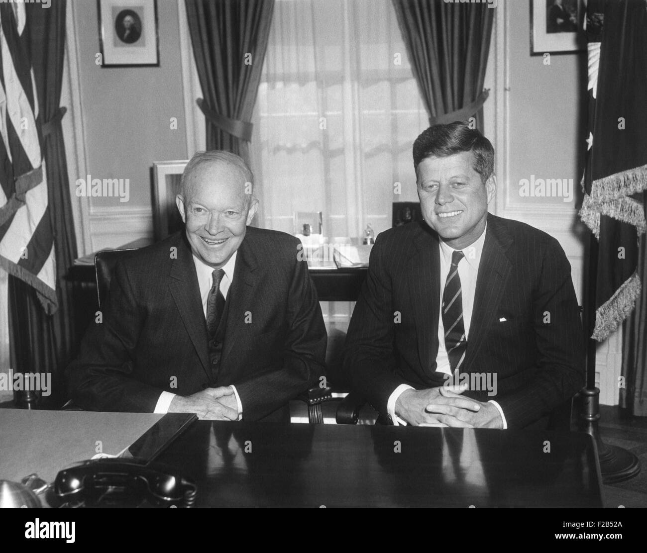 Presidente Dwight Eisenhower soddisfa con il presidente eletto John Kennedy. Essi hanno discusso la transizione dalla Eisenhower alla presidenza Kennedy. Il 12 Dic. 1960. - (BSLOC 2015 1 132) Foto Stock