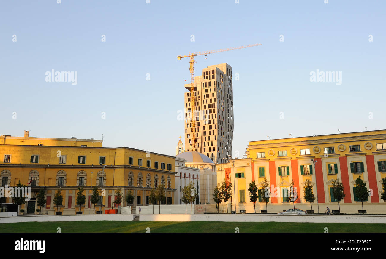 Un nuovo grattacielo si innalza al di sopra del ministero edifici che circondano la Piazza Skanderbeg, Tirana, Albania. Foto Stock