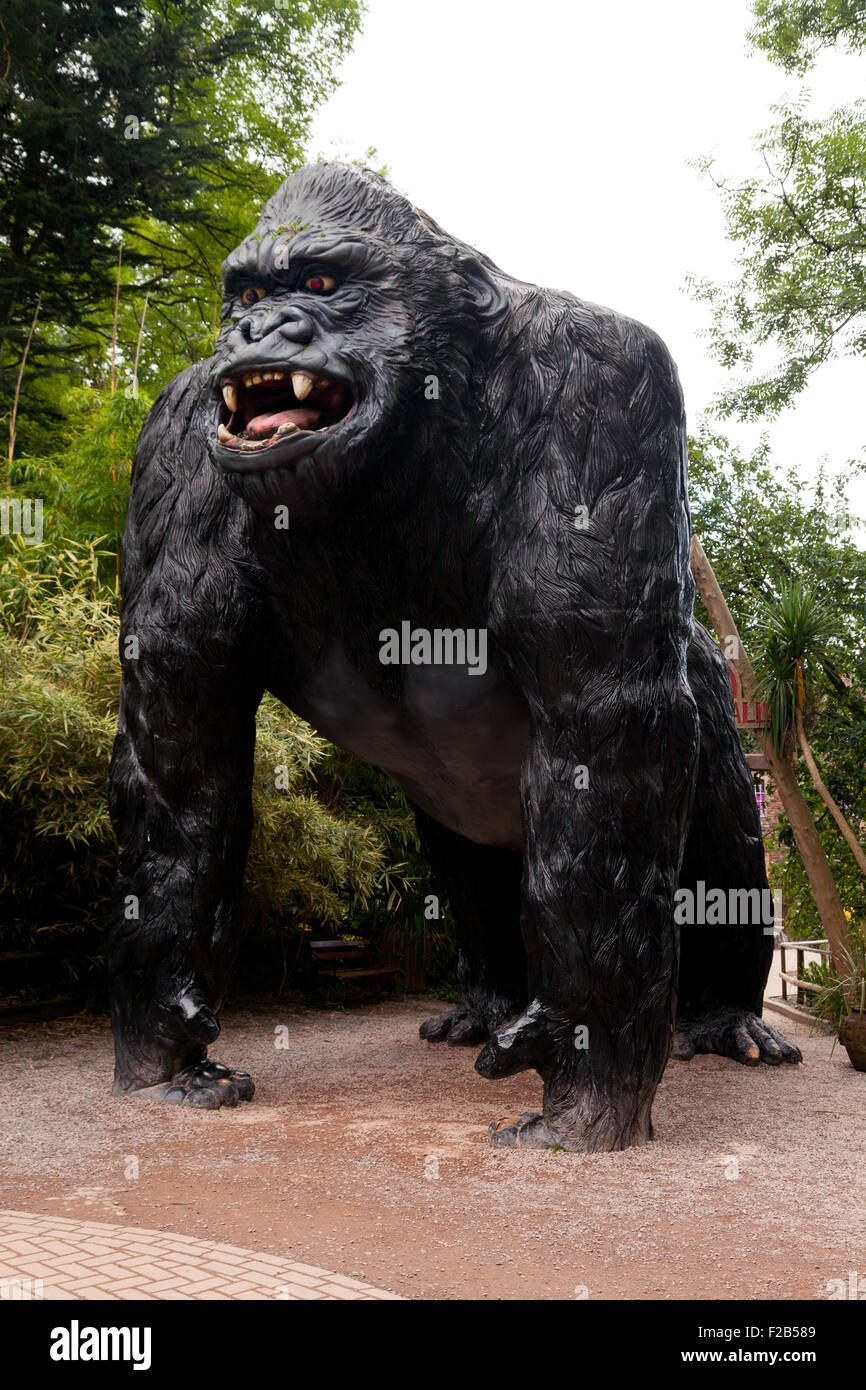 Modello di King Kong, il fittizio gorilla gigante; Wookey Hole, Somerset England Regno Unito Foto Stock