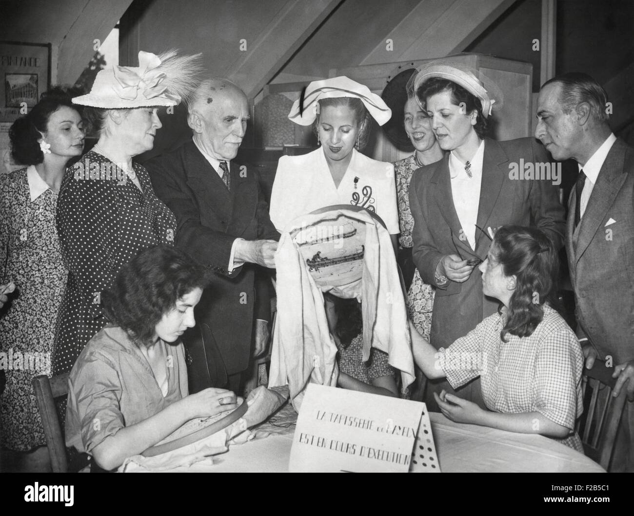 Eva Peron e la visita di un laboratorio di cucitura dove le donne lavoratori erano impegnati in un ricamo. Luglio 1947. - (BSLOC 2014 17 69) Foto Stock