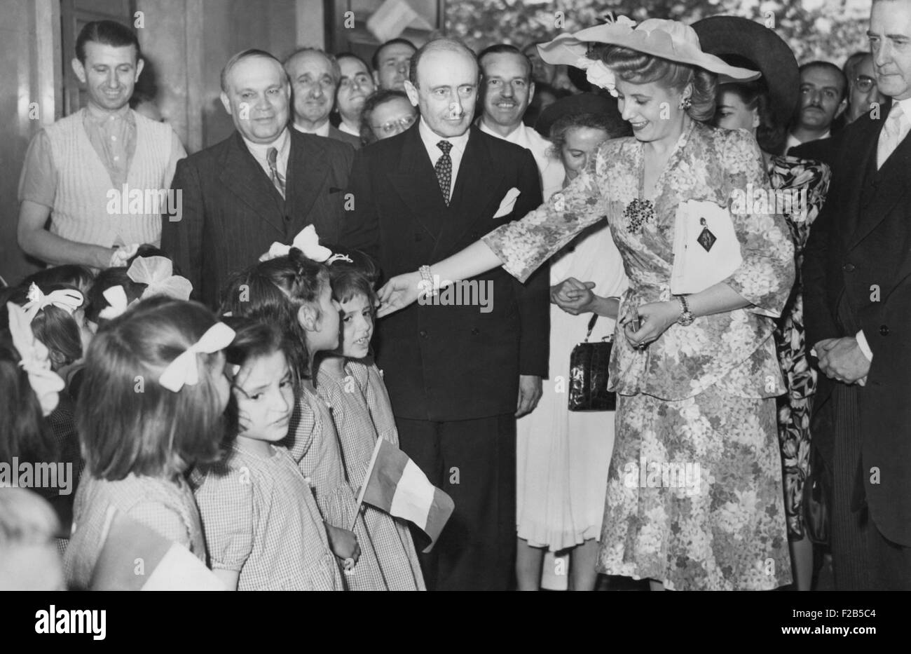 Evita Peron, visitando un orfanotrofio a Toledo, Spagna. Giugno 1947. - (BSLOC 2014 17 66) Foto Stock