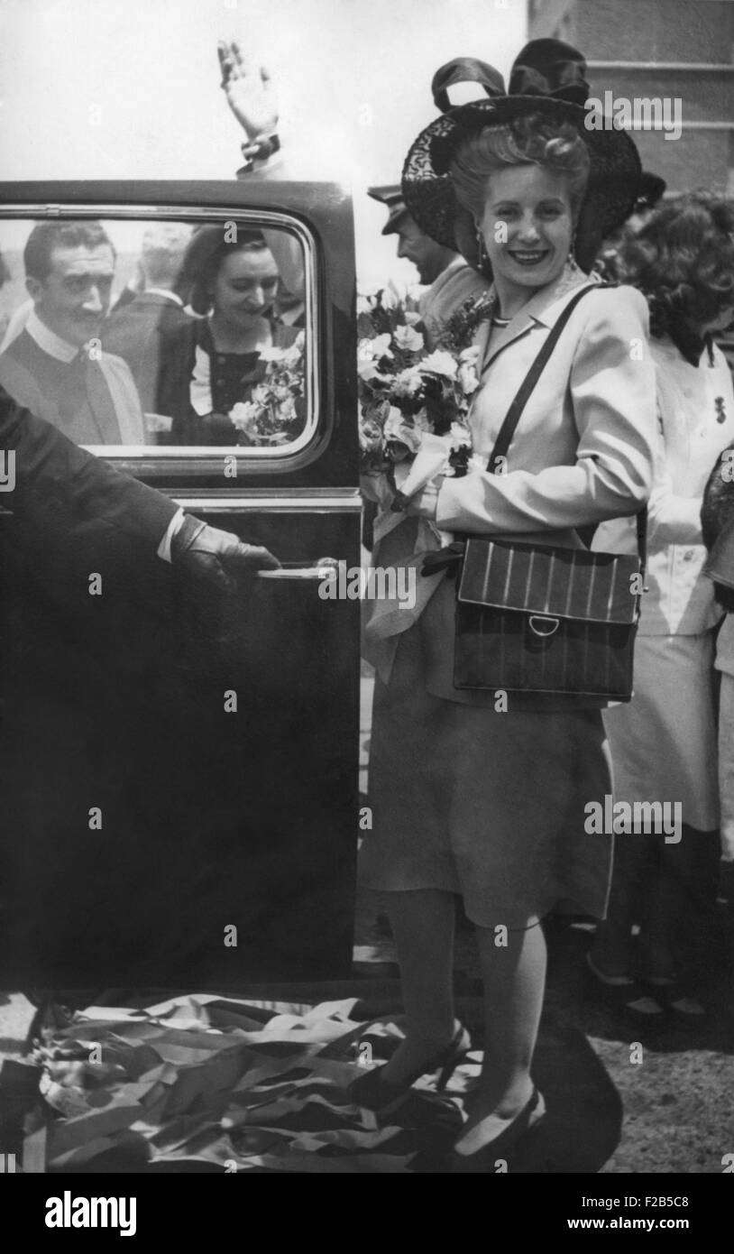 Evita Peron, moglie del presidente argentino Juan Peron accolti da Madrid, in Spagna. Giugno 1947. - (BSLOC 2014 17 63) Foto Stock