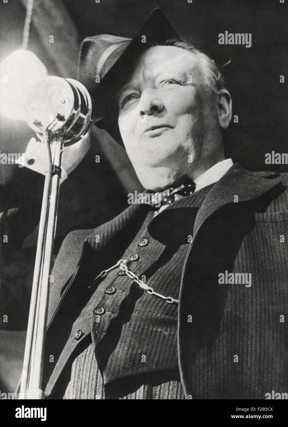 L ex premier Winston Churchill trasmettendo un messaggio radio durante il British elezioni generali. Agosto 16, 1947. - (BSLOC 2014 17 49) Foto Stock