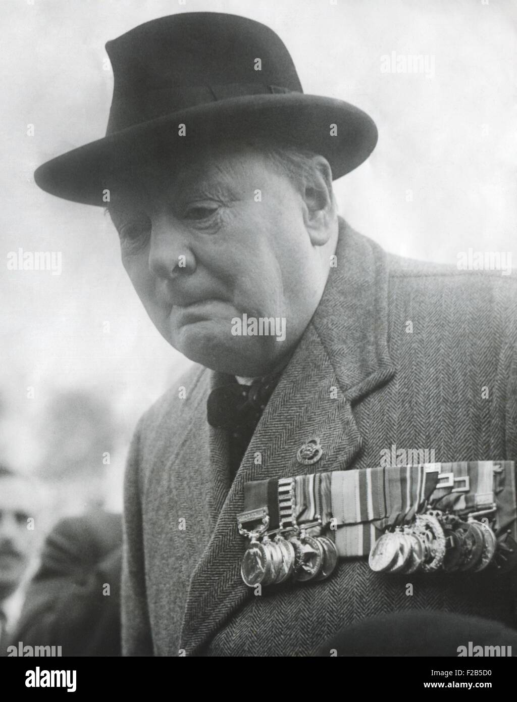 Winston Churchill indossa il suo medaglie militari. Ca. 1945 - (BSLOC 2014 17 47) Foto Stock
