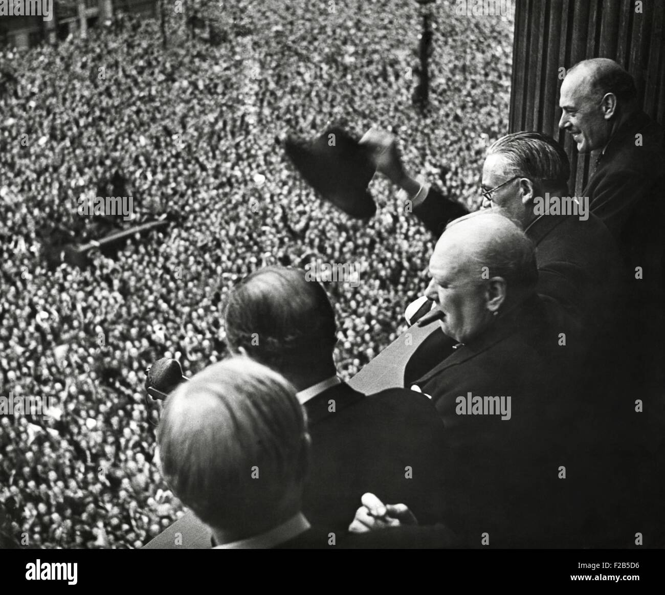 Winston Churchill affrontare la folla a Whitehall durante la vittoria in Europa celebrazione. Maggio 8, 1948. - (BSLOC 2014 17 42) Foto Stock