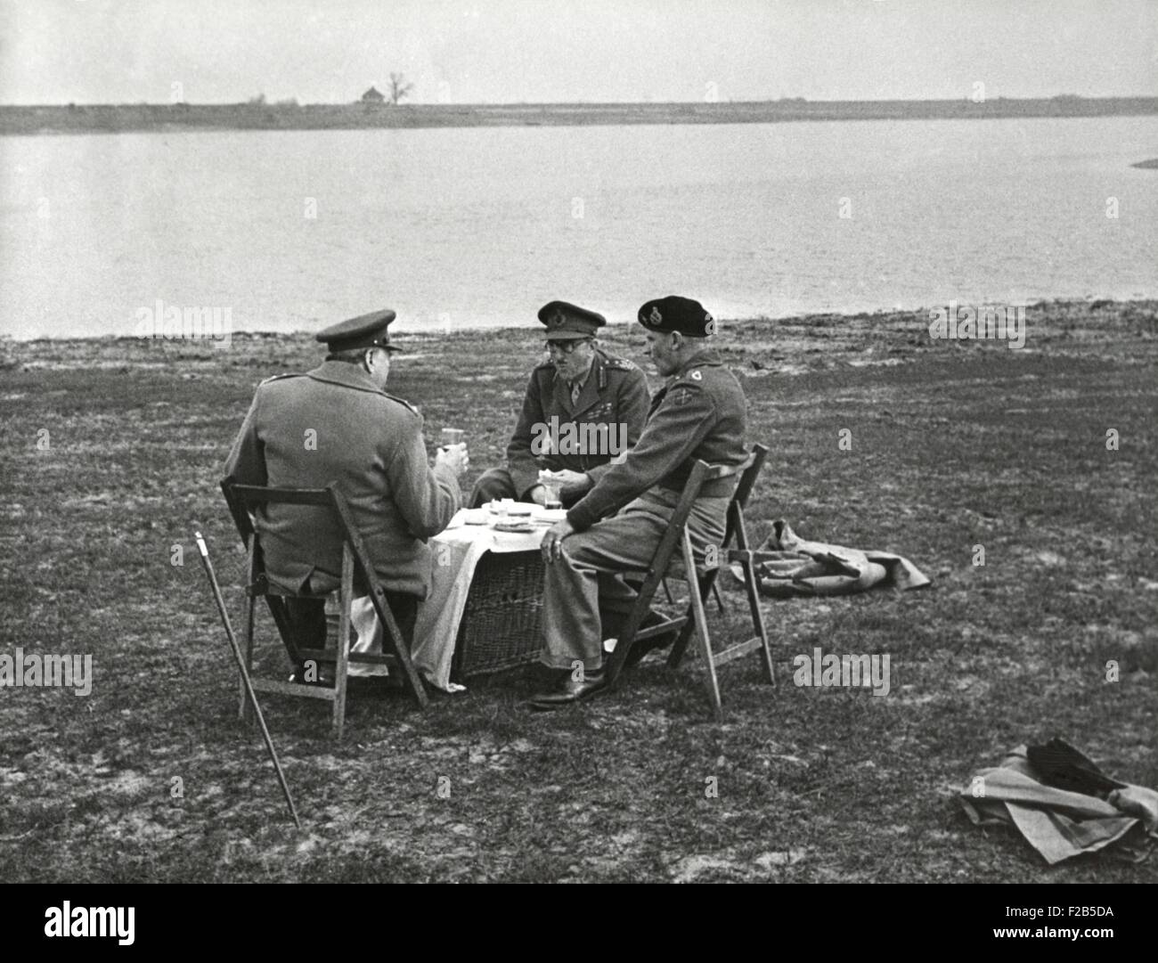 Pic nic sul fiume Reno nei Paesi Bassi. Il Premier britannico Winston Churchill, il Maresciallo di Campo Sir Alan Brooke e Maresciallo di Campo Bernard Montgomery hanno il pranzo sul Reno nel febbraio 1945. - (BSLOC 2014 17 38) Foto Stock