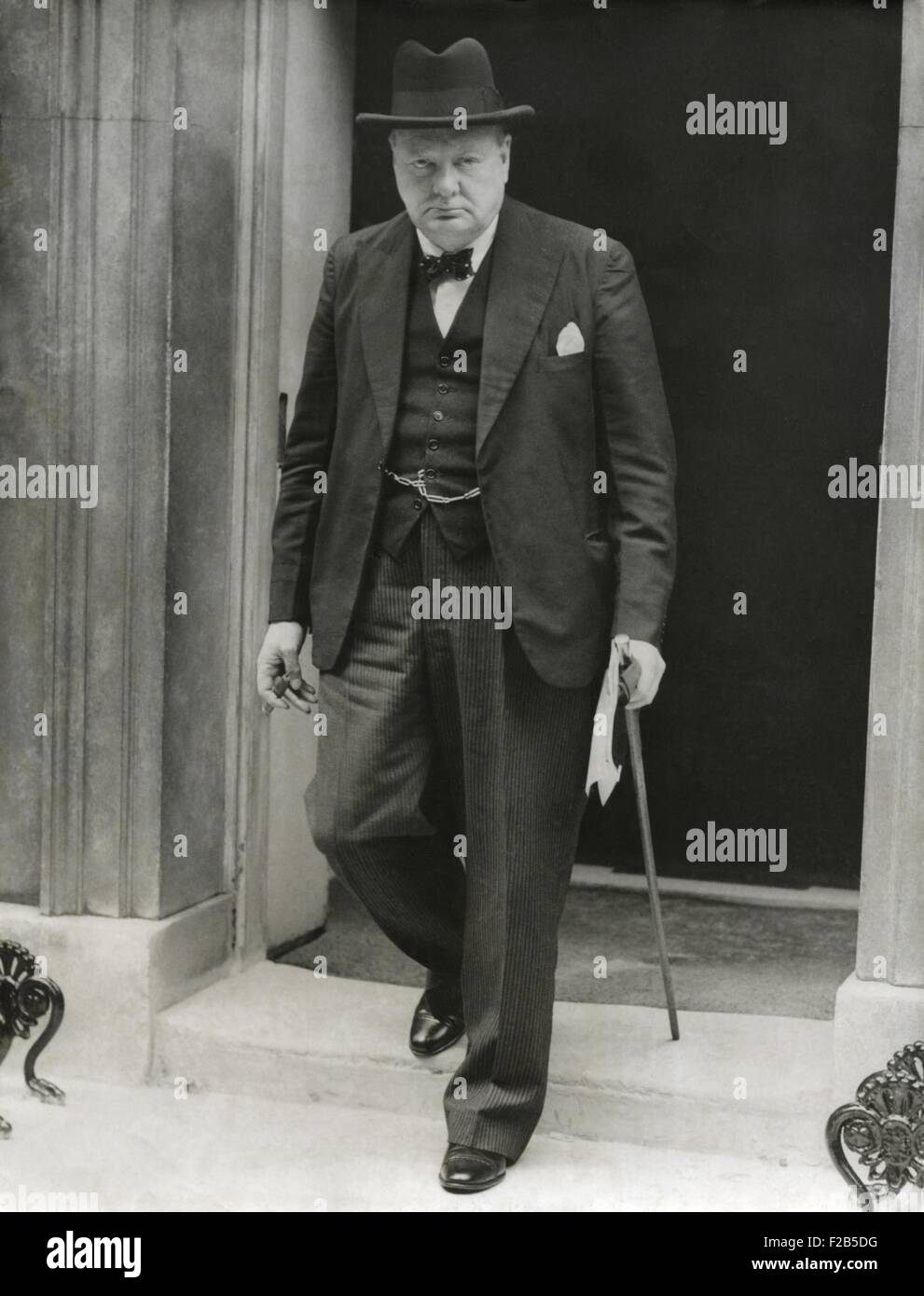 Il primo signore del Ministero della Marina, Winston Churchill lascia 10 Downing Street, Aprile 7, 1940. Egli è stato lasciato per affrontare la House of Commons sullo stato della marina francese durante il 'Phony War' lull. La vera guerra ha iniziato 2 giorni più tardi con il tedesco invasioni di Danimarca e Norvegia il 9 aprile 1940. - (BSLOC 2014 17 33) Foto Stock