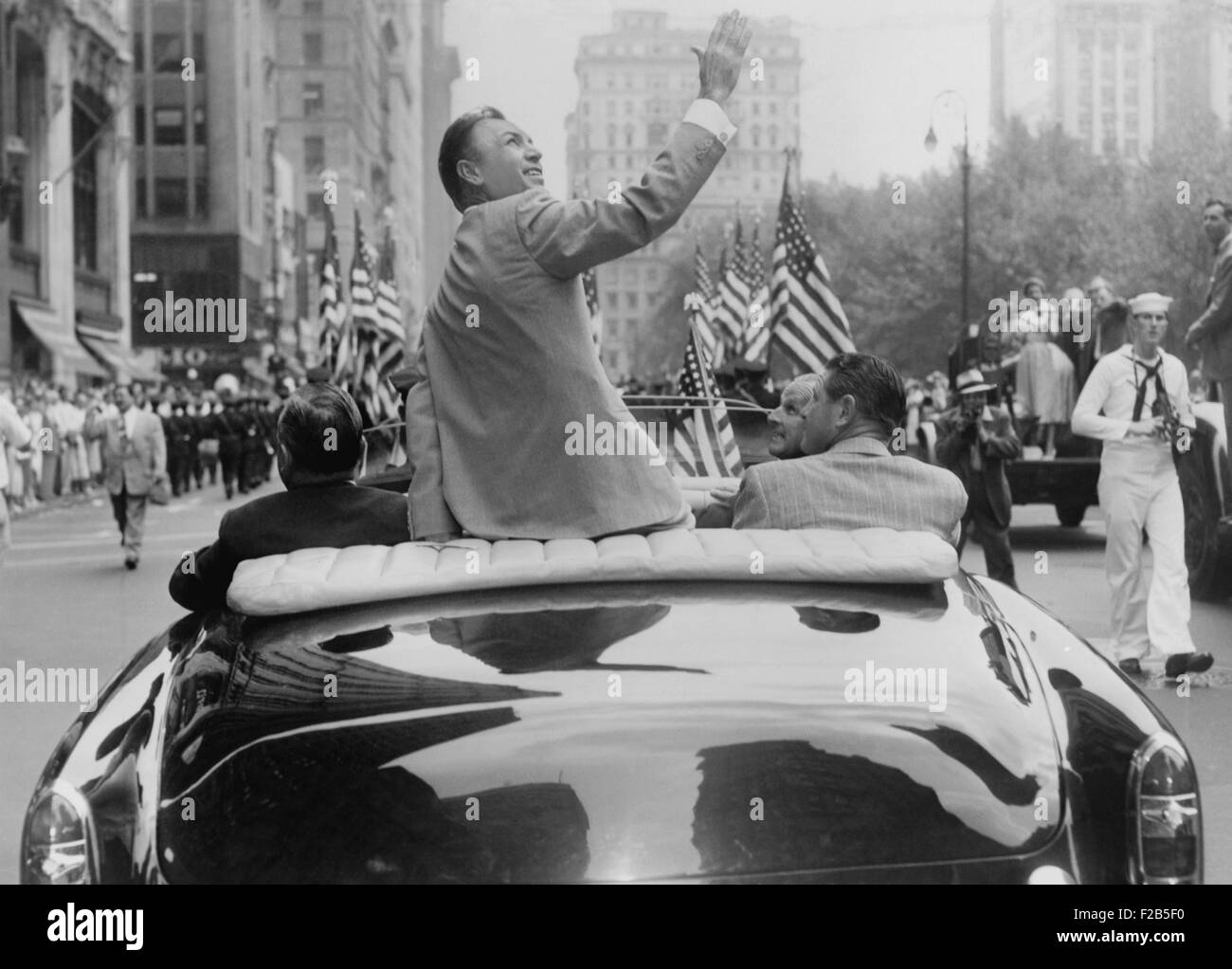 Ben Hogan onorato in un ticker tape parade di New York City. Egli aveva appena tornato dalla vittoria del 1953 British Open Championship. - (BSLOC 2014 17 180) Foto Stock