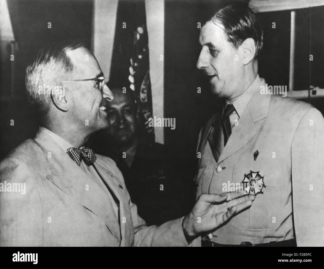 Il Presidente Truman si ammira la legione di merito medaglia di laurea ha appena aggiudicato Charles De Gaulle. Al di fuori di questa cerimonia, il loro Agosto 1945 riunioni erano perfetti. Divisioni tematiche incluse Truman la disapprovazione di inclusione dei comunisti in francese governo provvisorio e Truman il rifiuto di De Gaulle richiesta per il controllo della riva occidentale del Reno. - (BSLOC 2014 17 17) Foto Stock