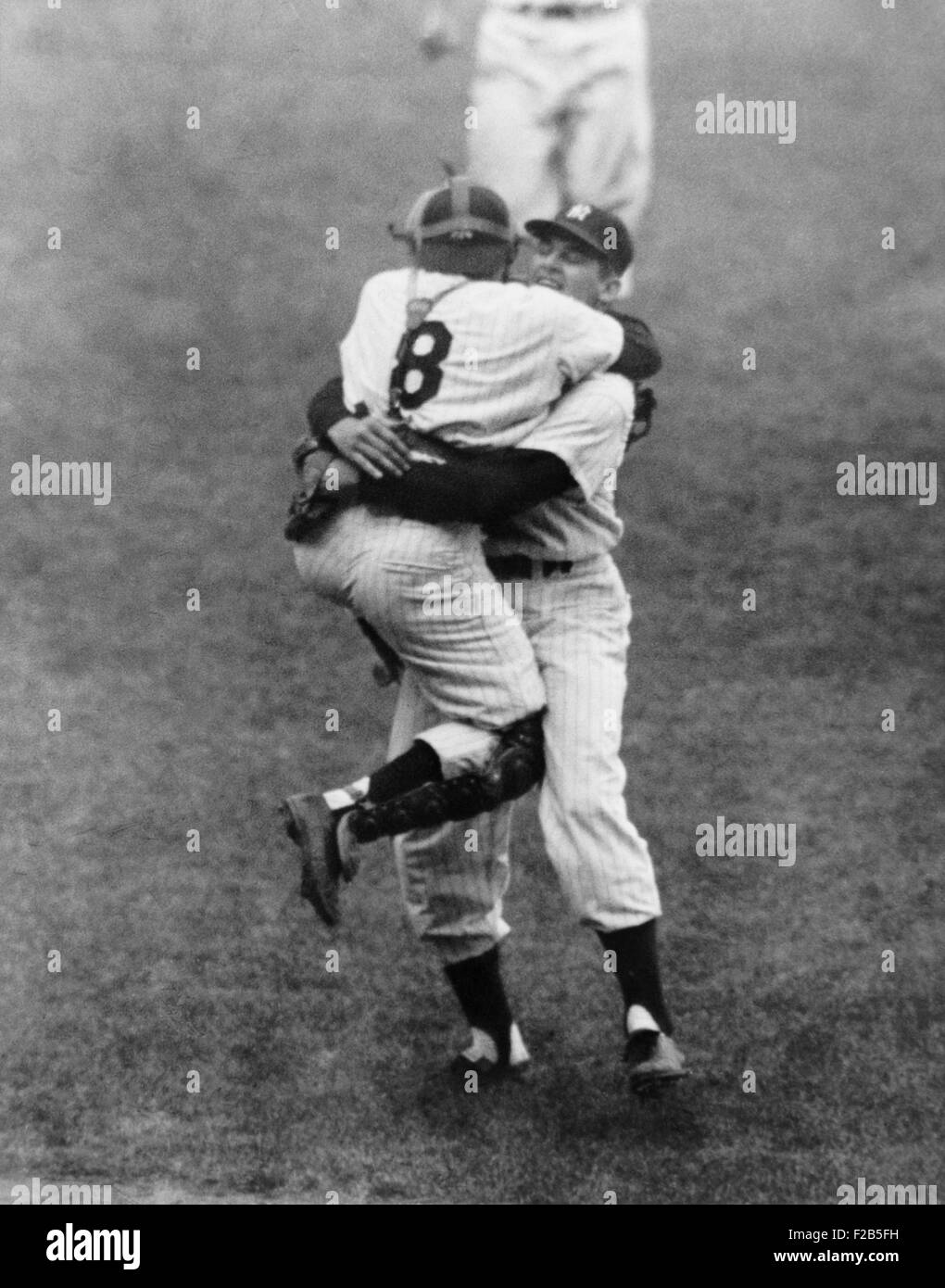 Yogi Berra e Don Larsen celebrare la brocca Yankee il mondo perfetto gioco della serie. Ottobre 8, 1956. New York Yankees ha vinto il 1956 Foto Stock