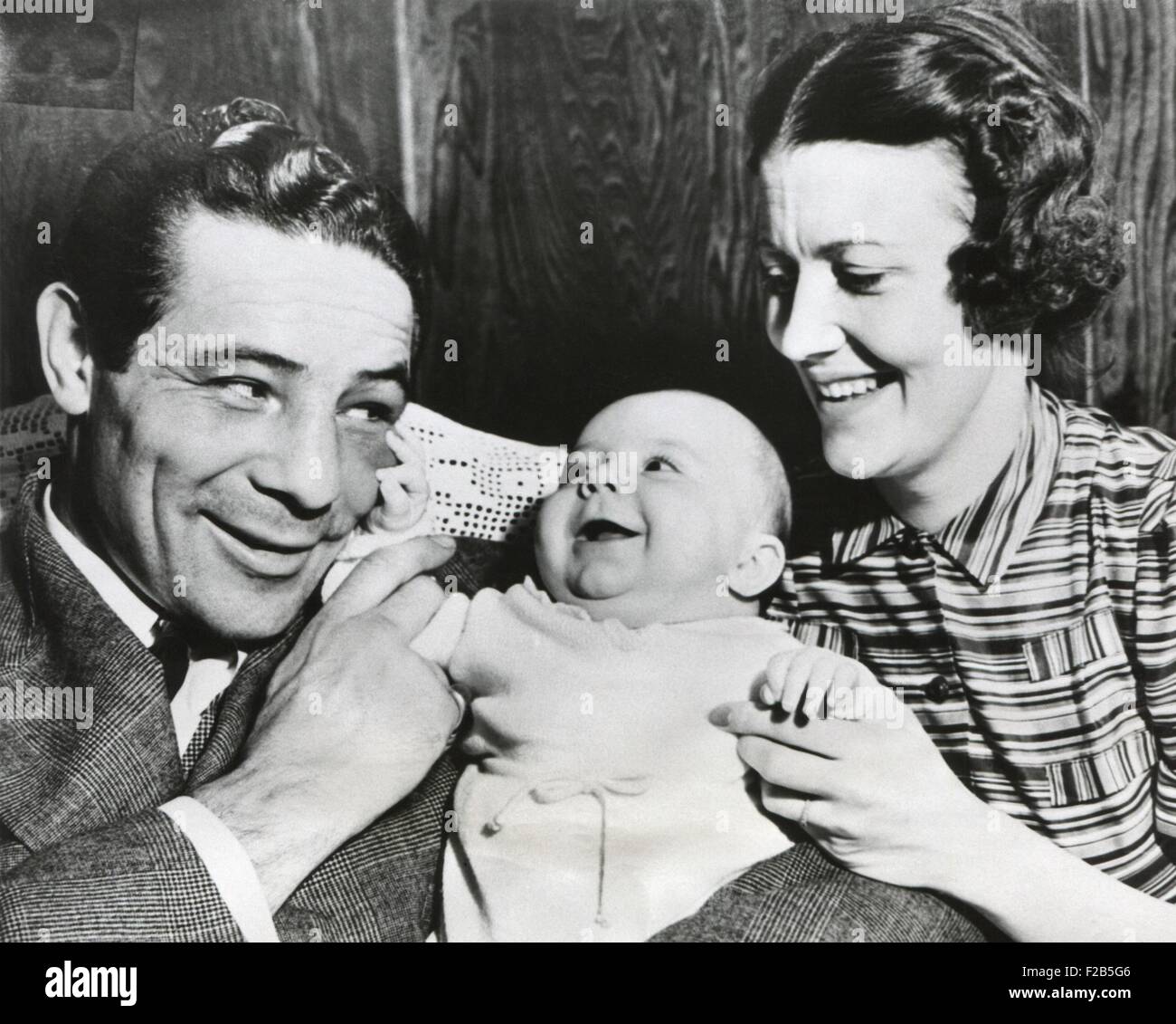 Max Baer con sua moglie, Mary Ellen Sullivan, e Max Baer Jr. il 19 marzo 1938. Il bambino si senta Baer è gonfio occhio, un souvenir del suo recente scontro vittorioso con Tommy Farr. Max Baer Jr è diventato un attore e suonato Jethro Bodine nella serie televisiva "Beverly Hillbillies'. - (BSLOC 2014 17 151) Foto Stock