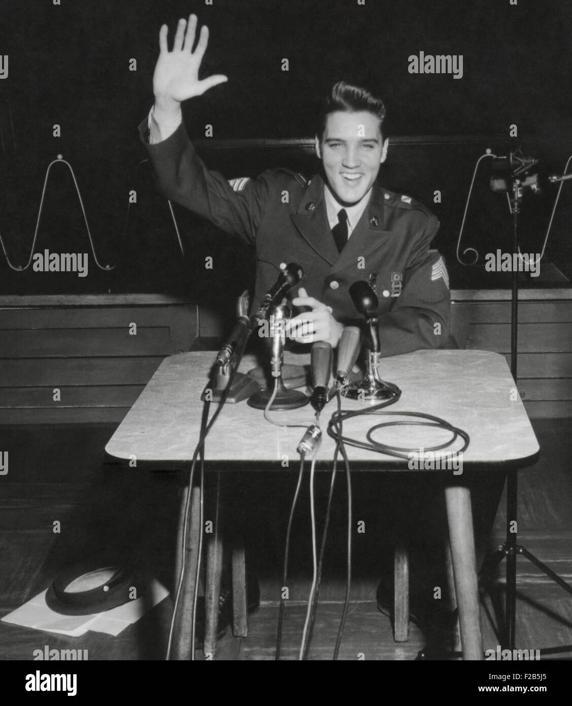 Sgt. Elvis Presley A. risponde alle domande per i civili e militari di premere. Il 1 marzo 1960. Quando viene chiesto il motivo per cui egli ha servito come un soldato regolare invece di come parte del servizio club, ha detto, "la gente si aspettavano me per pasticcio…io ero determinato ad andare a qualsiasi limite di dimostrare il contrario". - (BSLOC 2014 17 107) Foto Stock