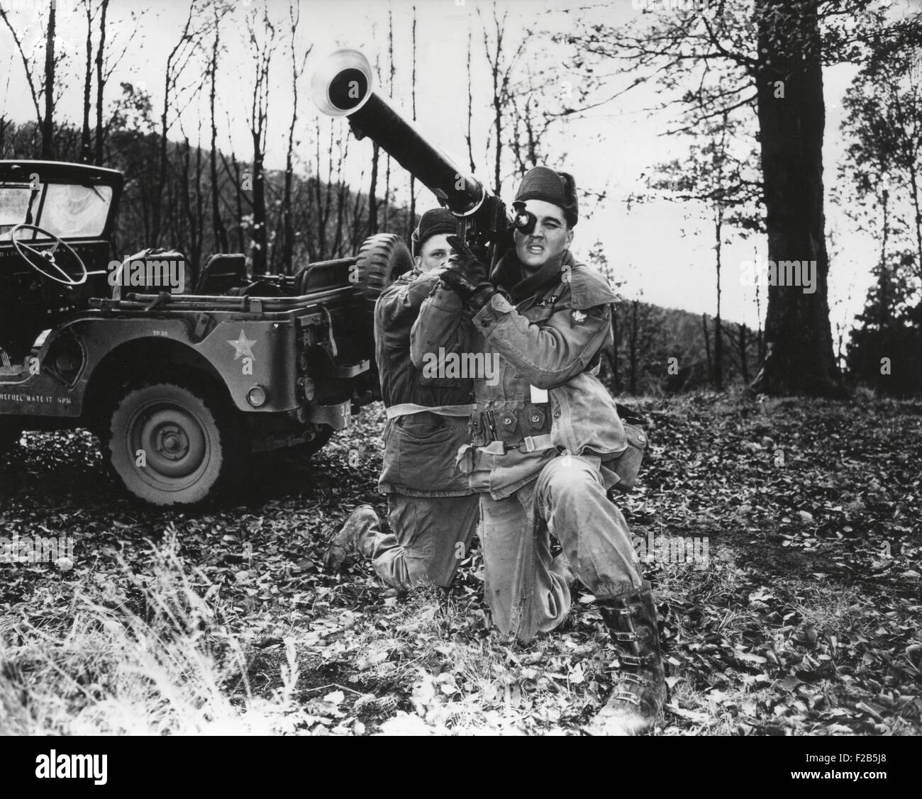 Elvis Presley in formazione con un bazooka durante le manovre in Germania. Ha servito in Germania dal 1 ottobre 1958, fino al 2 marzo 1960, con il primo mezzo battaglione del serbatoio, 3d Divisione Corazzate. Ca. 1959 - (BSLOC 2014 17 105) Foto Stock