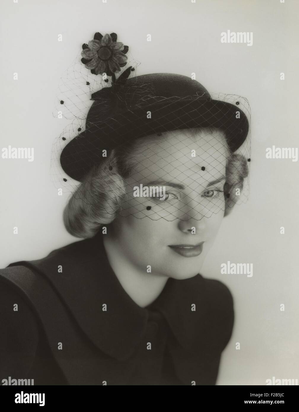 Grace Kelly la modellazione di una velata hat all'età di 19 anni nel 1949. Lei studiava presso l'Accademia Americana di Arti Drammatiche di New York. - (BSLOC 2014 17 102) Foto Stock