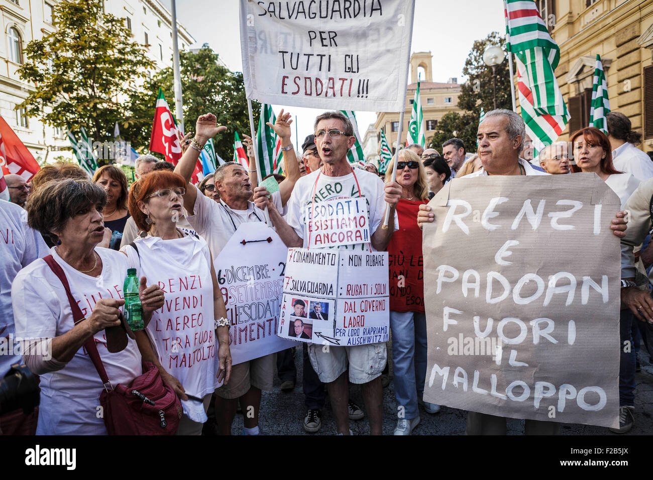 Roma, Italia. Xv Sep, 2015. Il 'Esodati' gridare slogan come essi si riuniscono per prendere parte a una dimostrazione al di fuori del Ministero dell Economia e delle finanze in Roma. Centinaia di "lavoratori islocated' o 'Esodati" in lingua italiana, che ha preso il pensionamento anticipato ma ora si trovano senza reddito per un periodo di due anni dopo l' età pensionabile è stata sollevata, prendere parte a una dimostrazione al di fuori del Ministero dell Economia e delle Finanze a Roma per chiedere una soluzione definitiva per il "Esodati' interrogazione. Credito: Giuseppe Ciccia/Pacific Press/Alamy Live News Foto Stock