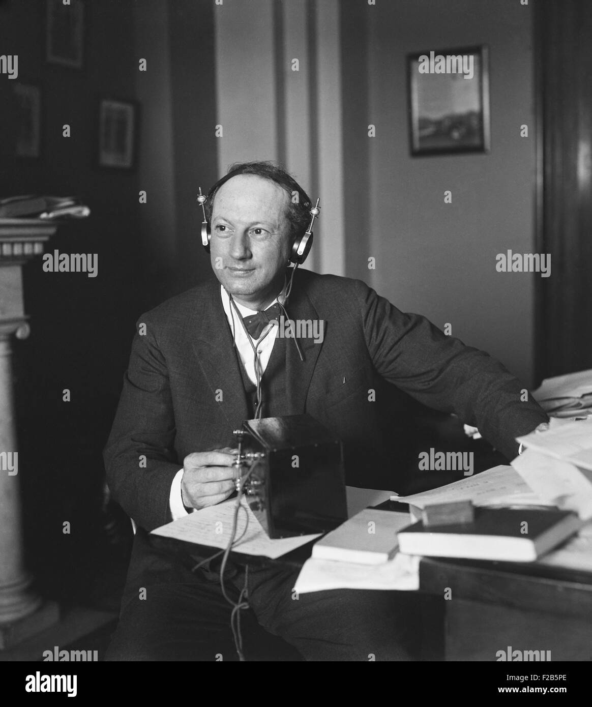 Il Senatore democratico Pat Harrison attentamente ascolto del 1936 la convenzione repubblicana in Cleveland. Harrison si stava preparando per il suo discorso alla Convenzione Nazionale Democratica di Philadelphia, il 23-27 giugno. - (BSLOC 2014 17 12) Foto Stock