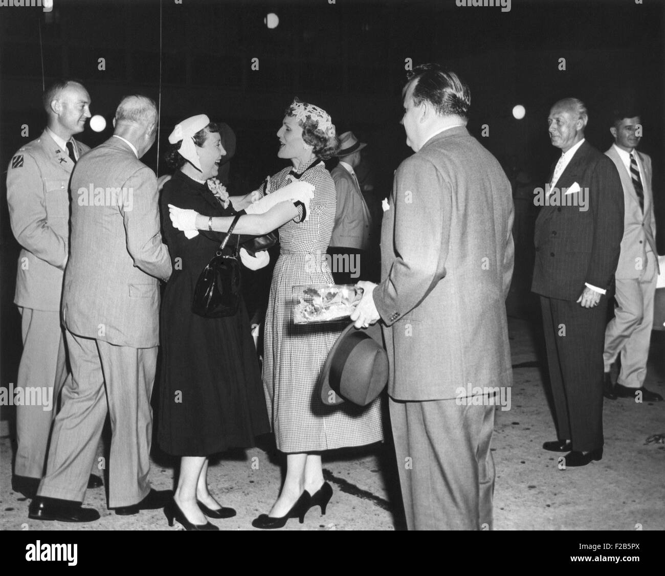 Pat Nixon abbraccia Mamie Eisenhower all aeroporto nazionale. Il 15 luglio 1955. La First Lady, il presidente e il suo aiutante, figlio maggiore John Eisenhower erano in partenza per il vertice di Ginevra Conferenza. - (BSLOC 2014 16 93) Foto Stock